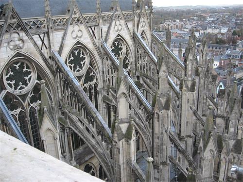 图例:哥特式建筑法国亚眠主教座堂(Cathédrale Notre-Dame d’Amiens),建于1220-1269年,从图中可以看到建筑外围遍布飞扶壁支撑,以力学结构分散墙体的重量负担。