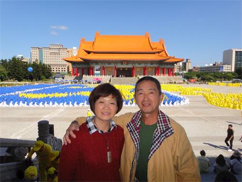 '图7:杨蔡素贞(左)和先生杨敏(右)得法将近一年,找回健康的喜悦,万分感谢李洪志师父。'