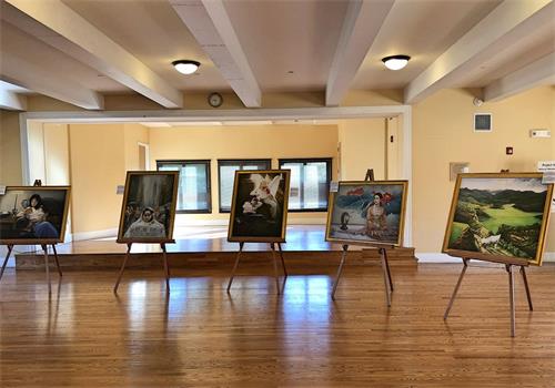 '图2:二零一九年十一月二十二日,“真善忍美展”在斯坦福大学的老联合会所(Old Union Clubhouse)展出。'