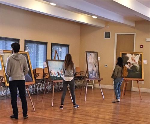 '图4~8:前来观看展览的人,络绎不绝,除了学校的学生、学者、工作人员,还有游客过来观看。直至展出结束还有想要看画展的人前来问询,并因为来晚了表示遗憾。'