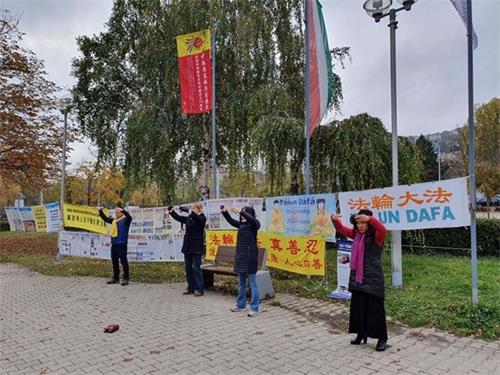'图:二零一九年世界中医药大会在布达佩斯国会中心举行。法轮功学员在会场外挂真相横幅和展板,演示功法,传播法轮功的真相。'