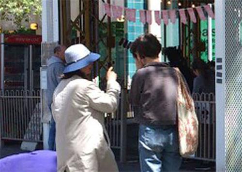 '图6:大学生黛比(右)呼吁澳大利亚政府发声制止迫害。'