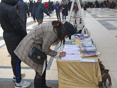 '图6~7:人们签字,支持法轮功学员反迫害。'