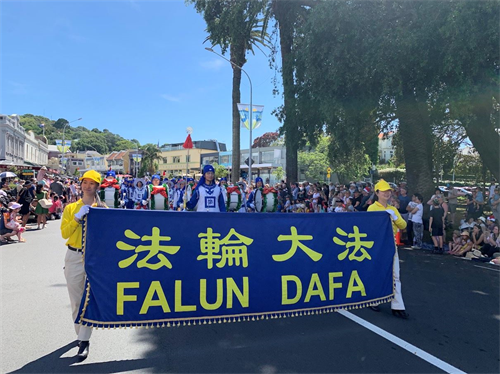 '图1:天国乐团参加了陶朗加市(Tauranga)和奥克兰市(Auckland)德文波特区(Devonport)的圣诞游行。'