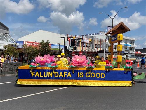 '图2~3:腰鼓队和花车参加了奥克兰麦纽瑞瓦(Manurewa)和北帕市(Palmerston North)的圣诞游行。'