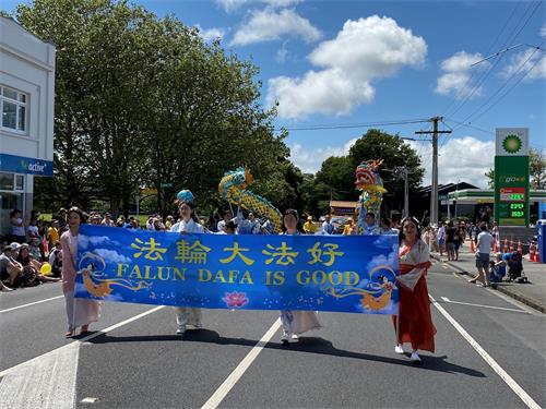 '图4:舞龙队参加了奥克兰艾勒斯利区(Ellerslie)的圣诞游行。'