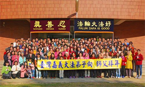 图1:学法前全体学员拍照,以恭敬喜悦的心情向伟大的李洪志师父拜年,感谢师父慈悲救度之恩。