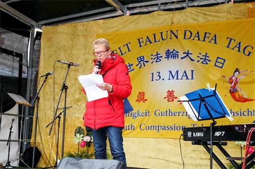 '图2:尼森女士于2019年5月11日在法兰克福参加德国法轮功学员庆祝“世界法轮大法日”活动,并发言祝贺'