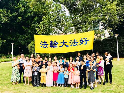 '图4:部份悉尼大法小弟子恭祝慈悲伟大的师尊新年快乐!'