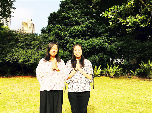 '图5:青年大法弟子普莉希拉(Priscilla Kan)(左)和娜塔莉(Natalie Kan)(右)姐妹俩合影'
