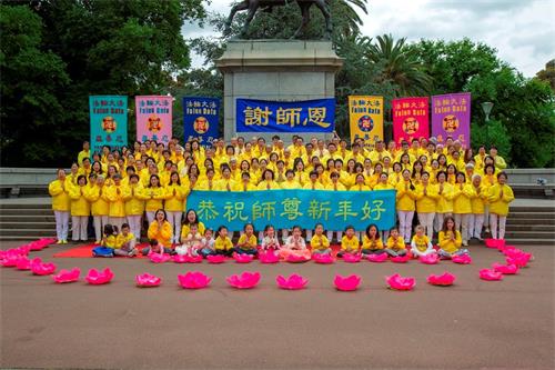 '图1:澳洲墨尔本部份法轮功学员二零二零新年来临之际恭祝师尊李洪志大师新年好,并致以最崇高的敬意和感恩之情。'