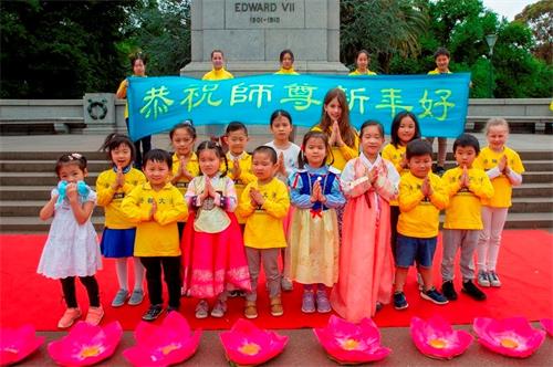 '图3:澳洲墨尔本部份小弟子恭祝师尊李洪志大师新年好。'
