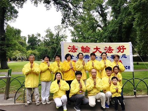 '图5:墨尔本著名景点费茨罗伊公园(Fitzroy Gardens)真相点法轮功学员恭祝师尊新年好。'
