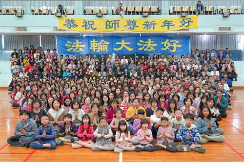 '图1:台湾高雄部份法轮功学员于十二月岁末两天,齐聚于高雄仁武区中华电信学院向法轮功创始人李洪志先生祝贺二零二零年新年好,表达对师父最崇高的敬意和感恩。'