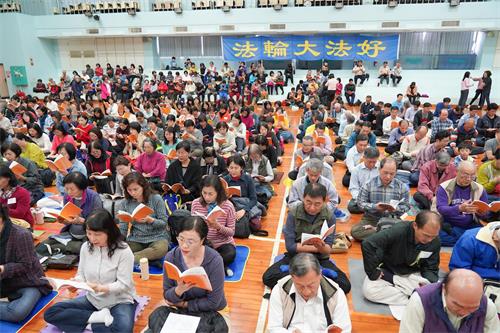 '图2:二零一九年十二月二十九日下午,高雄部份法轮功学员于高雄仁武区中华电信学院活动中心集体学法和交流心得。'