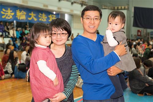 '图4:高中数学教师澄祥与太太、两个孩子参加集体学法并向师父拜年。'
