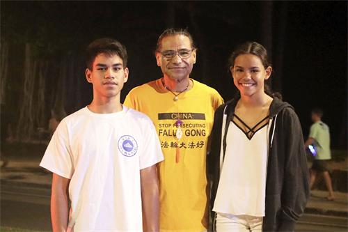 '图2:夏威夷法轮大法小弟子凯奥(Kahiau)和爸爸罗伯特(Robert)、妹妹(Nahe)第一次参加感恩节大游行。'