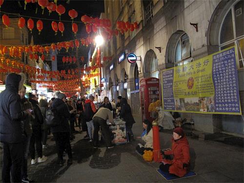 '图1~2:二零一九年二月十日,法轮功学员在伦敦唐人街向广大民众讲真相'