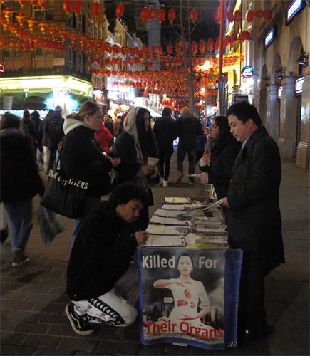 '图3:二零一九年二月十日,几百人在伦敦唐人街签名支持法轮功学员反迫害'