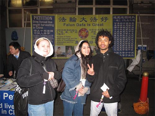 '图6:二零一九年二月十日晚,约翰(John, 右)、玛利亚(Maria,中)和玛蒂达(Maltida)三位伦敦青年朋友在伦敦唐人街喜遇法轮功'