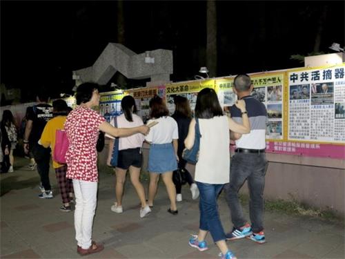 '图1～2：高雄瑞丰夜市上，法轮功真相长廊和为陆客提供三<span