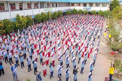 图:印尼巴丹岛第三十八国立中学大约五百名学生、老师、工友正在集体学炼法轮功功法