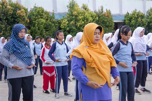 图:印尼巴丹岛第三十八国立中学大约五百名学生、老师、工友正在集体学炼法轮功功法