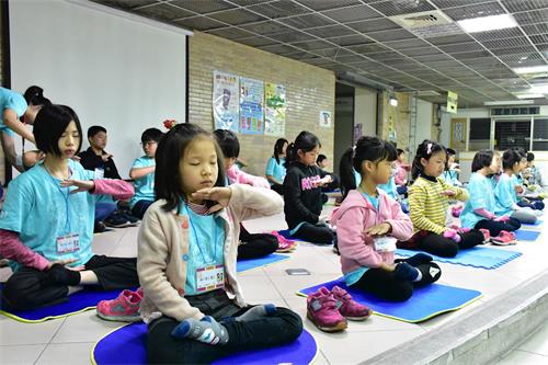 '图1:参加冬令营的大法小弟子早起晨炼'