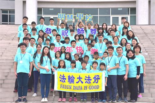 '图3:全体大法小弟子给师父拜年,大家齐声“恭祝师尊新年好!”'