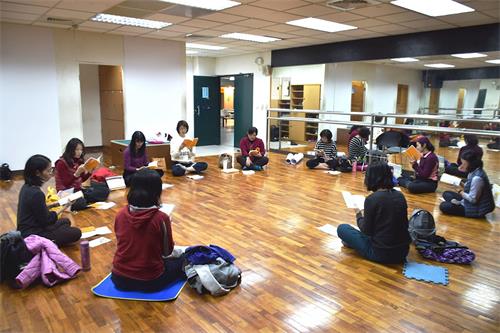 '图4:家长一起学法,共同精進。'