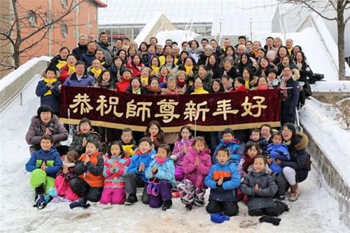 '图1:2019己亥年中国新年前夕,加拿大蒙特利尔地区法轮功学员聚集在国际会展中心(Palais?des?congrès?de?Montréal)外的广场上,恭祝法轮大法创始人李洪志大师过年好。'