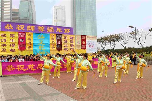 '图3:腰鼓队向师尊敬献表演,恭祝师尊新年好。'