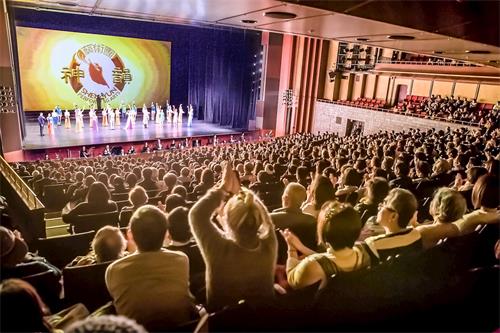 '图1:二零一九年一月十七日神韵世界艺术团在日本京都的ROHM京都剧院进行第二场演出,观众颂赞神韵让人充满活力。'