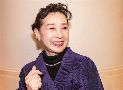 '图7:日本著名舞蹈家亚甲绘里香(Erika?Akoh)一月二十九日观看了神韵在东京文京市民音乐厅的演出后,表现出她的激动与陶醉之情。'