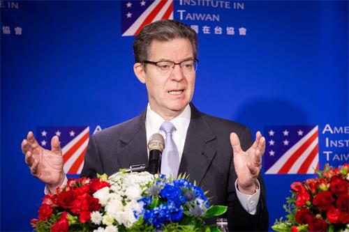 图5:美国国际宗教自由大使布朗贝克(Sam Brownback)出席记者会