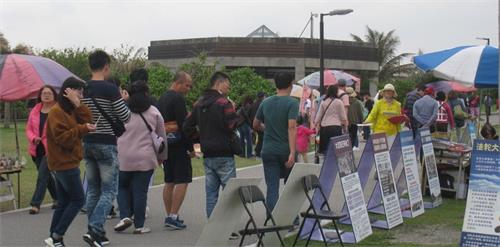 '图2:法轮功学员的真相展板吸引很多游客'