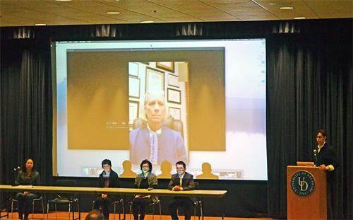 '图1:2019年3月14日晚,德拉华大学法轮功俱乐部在Trabant剧院放映了纪录片《求救信》。右起:德拉华大学法轮功俱乐部负责人、神经学博士生Robert,曾被中共迫害的三位法轮功学员——黄奎、杨景芳和崔红,法轮功学员Cindy.屏幕上是反强摘器官医生组织 (DAFOH)发言人Ann Corson医生连线回答观众提问。'