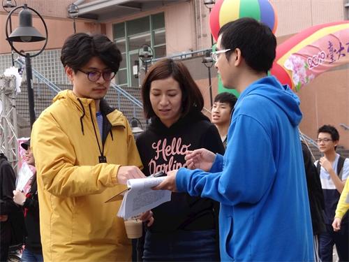 '图4:江山青同学(右一,着蓝色外套)向学生们讲述中共迫害法轮功真相'