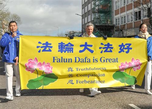 '图1~3:二零一九年三月十七日,法轮功学员参加了爱尔兰第二大城市科克市的国庆日游行'