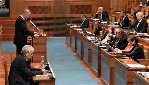'图7:捷克参议员瓦茨拉夫·哈姆博(左站立者)在发言中'
