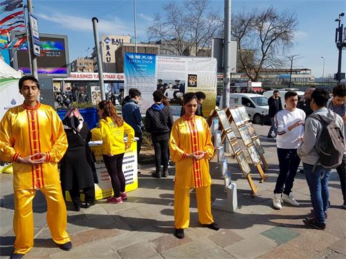 '图2:法轮功学员在炼功'