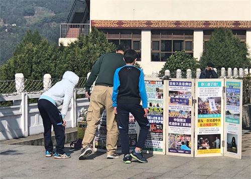 '图2~3:游客在真相展板前驻足观看。'
