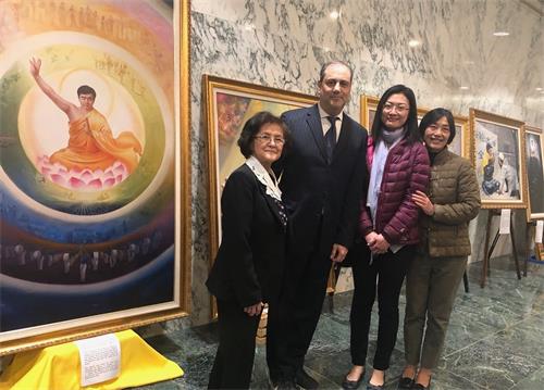 图2:纽约州参议员安德鲁·兰扎 (Senator Andrew Lanza) 与学员合影。