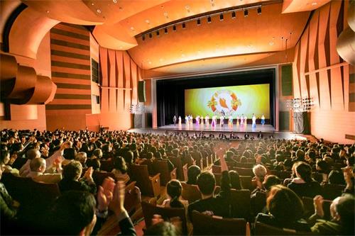 '图1:三月三十一日下午,美国神韵世界艺术团在韩国清州艺术殿堂上演了此次“2019”在韩国巡回演出的最后一场演出爆满,演出结束时,全场观众以热烈的掌声感谢神韵艺术家。'
