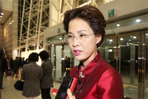 '图4:二零一九年三月二十七日晚,安南淑画廊馆长安南淑(音译)观赏了神韵世界艺术团在韩国大邱寿城艺术中心的演出。她感佩神韵为她开启了生命新视野。'