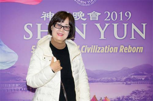 '图6:二零一九年三月二十四日晚,韩国音乐教育协会原州市支部长南宫锶观赏了神韵世界艺术团在韩国江陵艺术中心的演出。她盛赞神韵演出升华人间道德。'