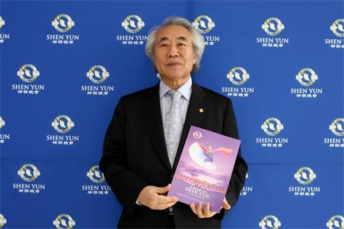 '图11:二零一九年三月十七日晚,韩国艺术文化团体总联合会会长河喆镜在韩国高阳AramNuri艺术中心观赏了神韵世界艺术团的演出。'