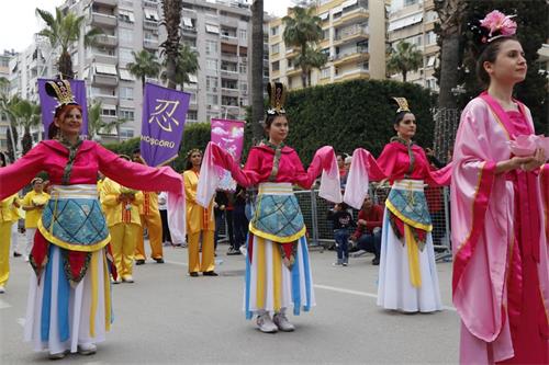 '图1~4:法轮功学员参加橙花节游行'