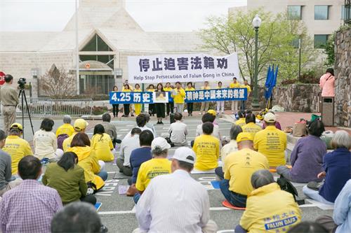 图3:二零一九年四月十四日下午,美国首都华盛顿地区的部分法轮功学员在中共大使馆前集会,纪念“四二五”和平上访二十周年。