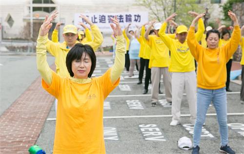 图7:来自韩国的裴女士参加集体炼功。
